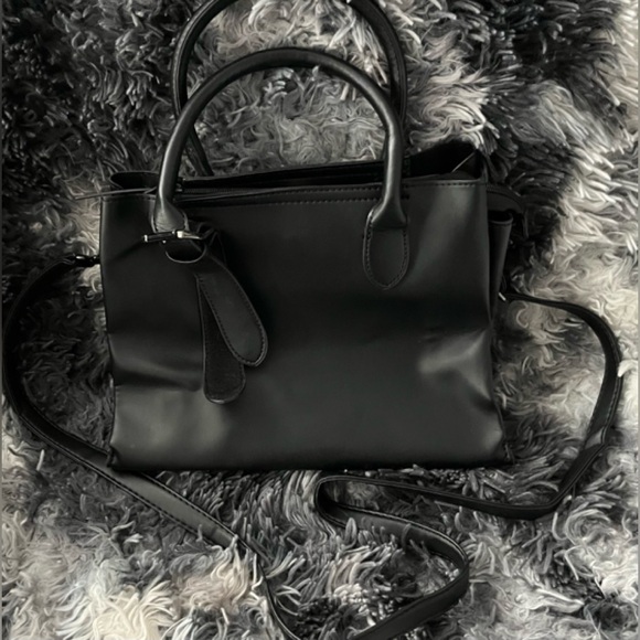 Almost Like New: Black Handbag With Arm Strap Zipper Button Style - Picture 2 of 9